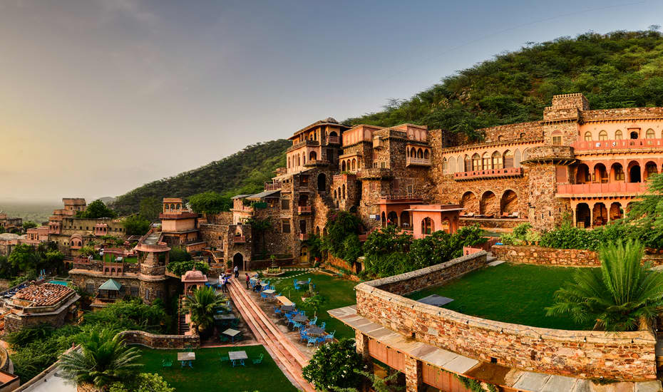 1n-2d-neemrana-fort-tour-package-from-delhi