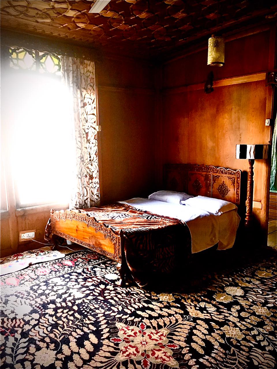 Bed room of Kinmin Houseboat